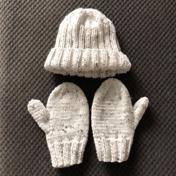 Hand knit Hat With Matching Mittens - Picture 2 of 3